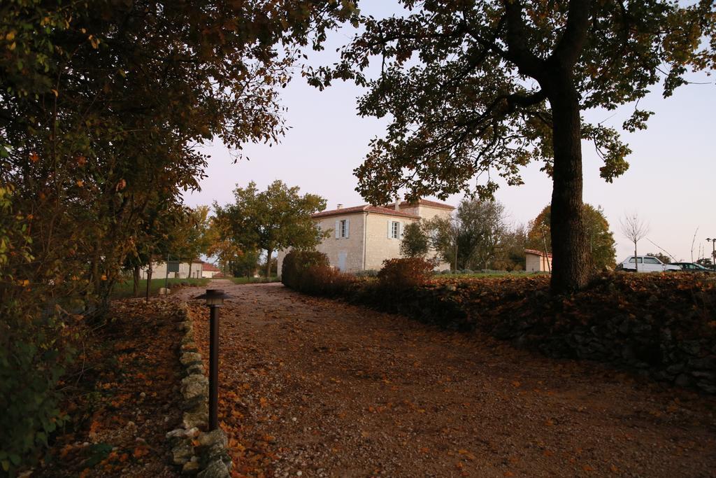 Chambres D'Hotes Domaine De Nazere Avezan Exterior photo