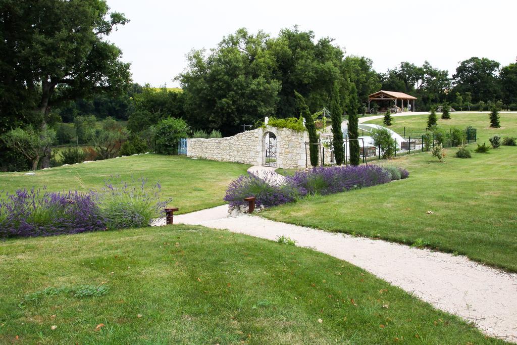 Chambres D'Hotes Domaine De Nazere Avezan Exterior photo