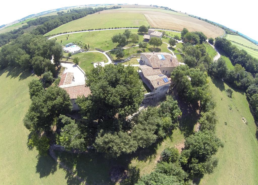 Chambres D'Hotes Domaine De Nazere Avezan Exterior photo